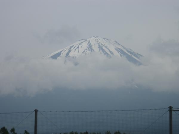 まだまだ雪化粧の富士山